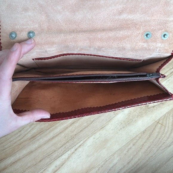 Red crocodile skin textured clutch - Picture 8 of 10